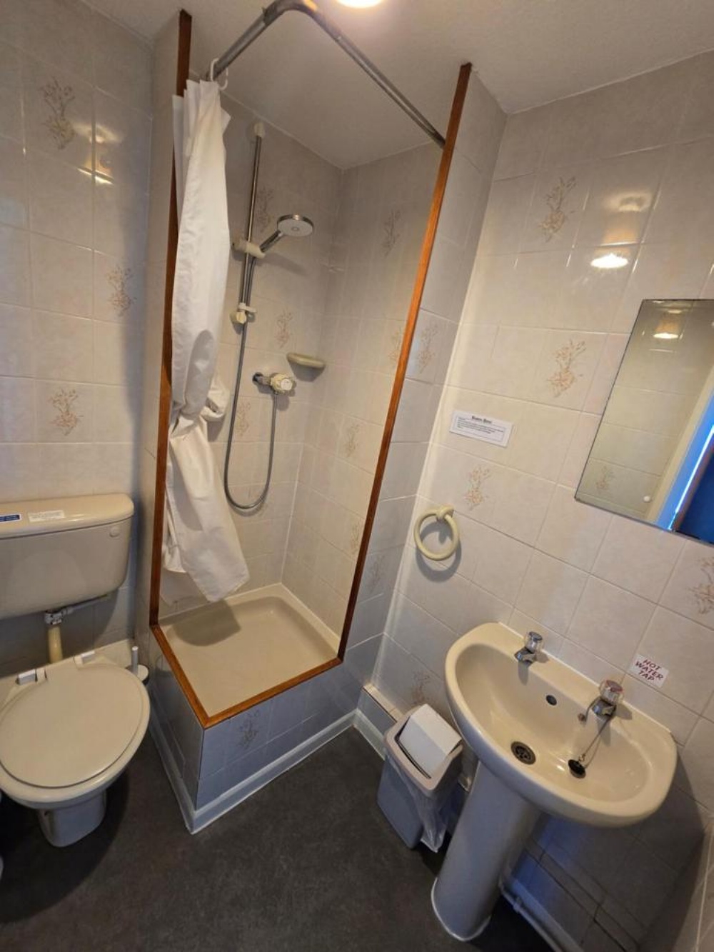 Room image 3